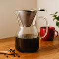 Cafetera con filtro de acero 800 ml sobre una mesa de madera