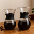 Cafetera de vertido con cintura sobre una mesa de madera