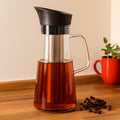 Jarra para cold brew 1.2 L sobre una mesa de madera