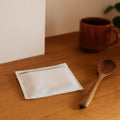 Filtros drip bag × 50 sobre una mesa de madera