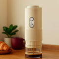 Cafetera eléctrica portátil 2 en 1 sobre una mesa de madera
