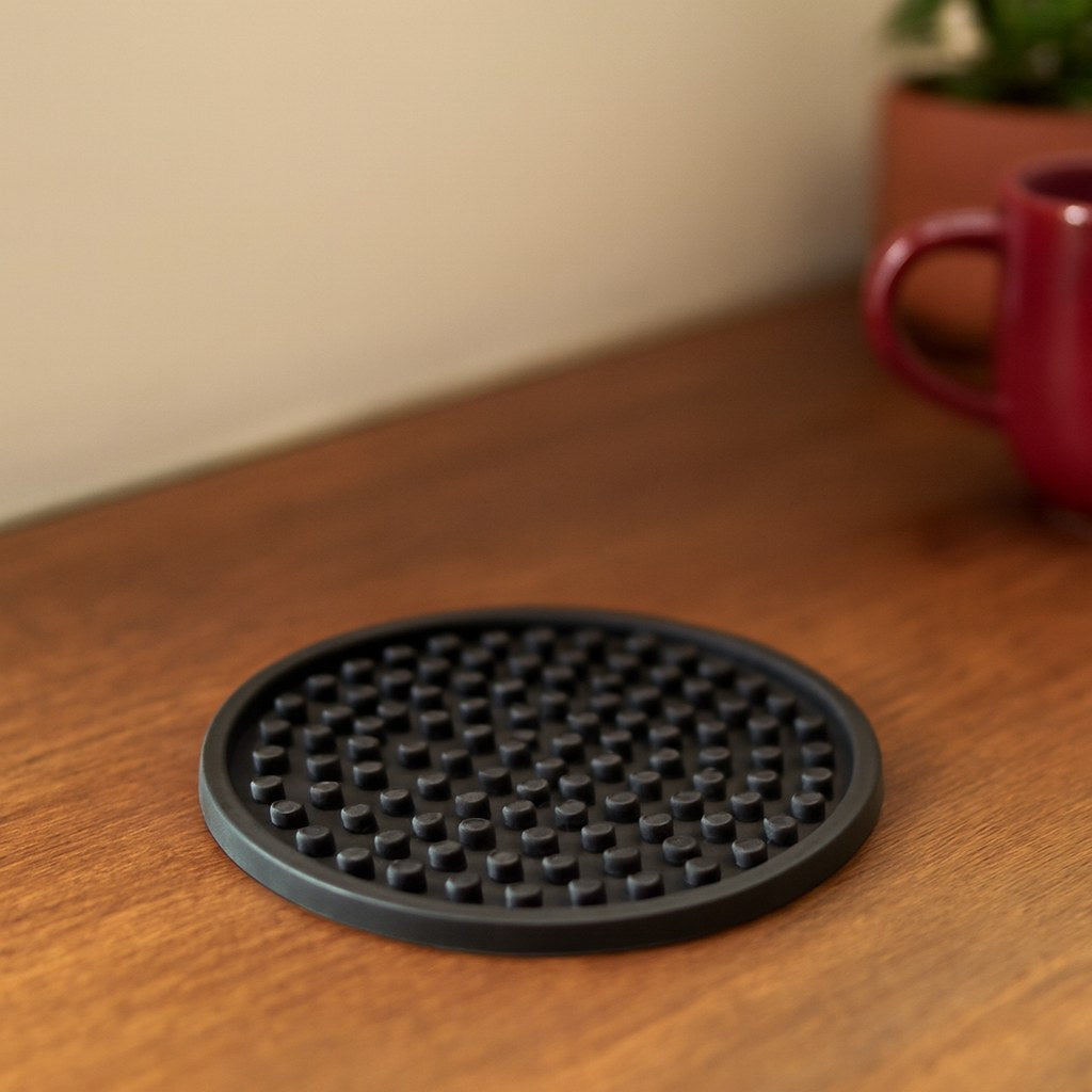 Posavasos de silicona sobre una mesa de madera