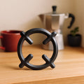 Reductor de hornilla para moka sobre una mesa de madera